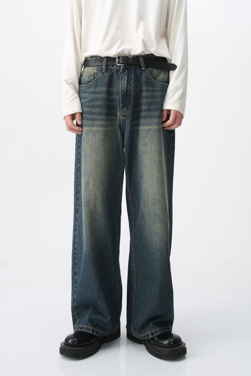 Wide leg jeans with pockets in faded blue denim.